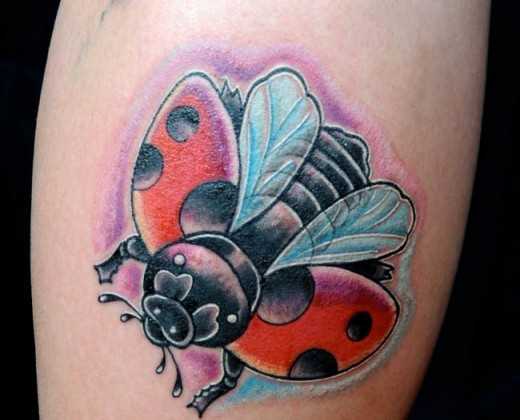 Tatuagem na perna da menina - voador joaninha