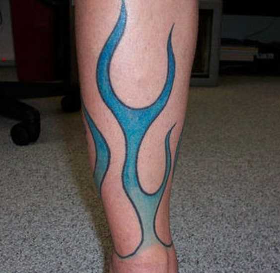 Tatuagem na perna de um cara - a chama azul