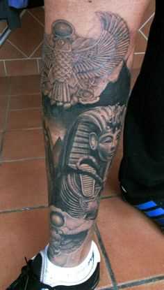 Tatuagem na perna de um cara - a esfinge