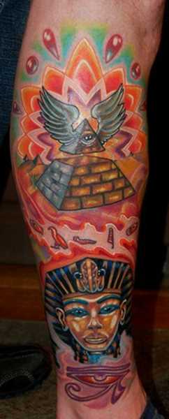 Tatuagem na perna de um cara - a pirâmide com asas