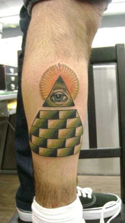 Tatuagem na perna de um cara - a pirâmide com o olho