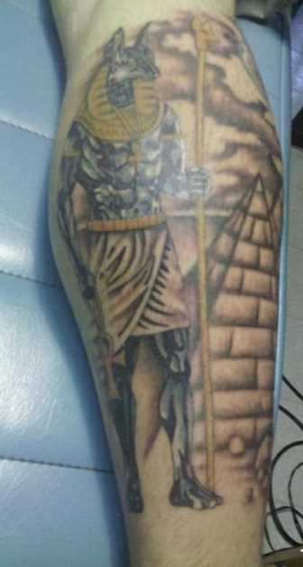 Tatuagem na perna de um cara - a pirâmide e anúbis
