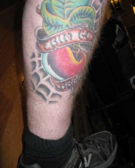 Tatuagem na perna de um cara - a web e trevo