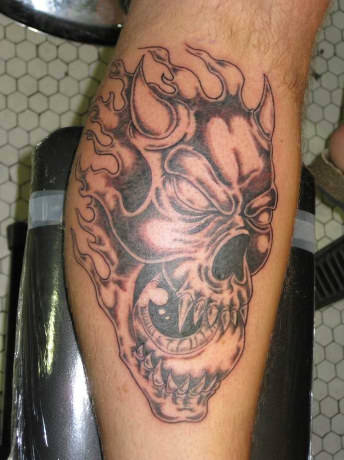 Tatuagem na perna de um cara como o demônio