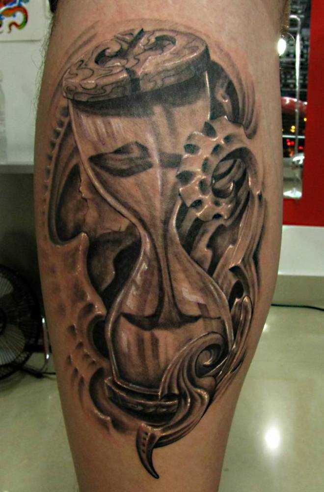 Tatuagem na perna de um cara - de ampulheta
