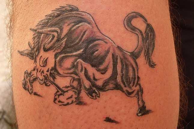 Tatuagem na perna de um cara - de- boi