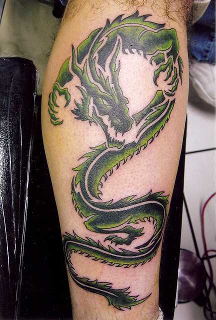 Tatuagem na perna de um cara - de- dragão verde