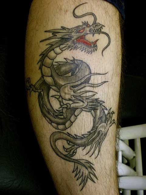 Tatuagem na perna de um cara - de- dragão