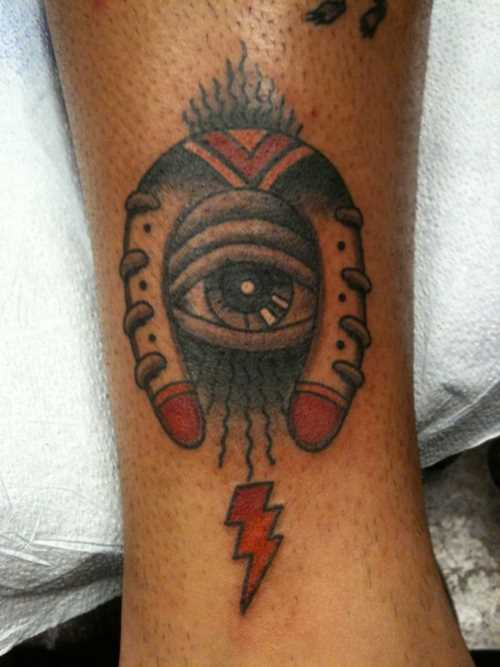 Tatuagem na perna de um cara - de- ferradura e olho
