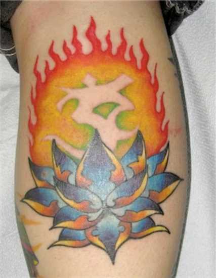 Tatuagem na perna de um cara - de- fogo, o lótus e o símbolo Ohm