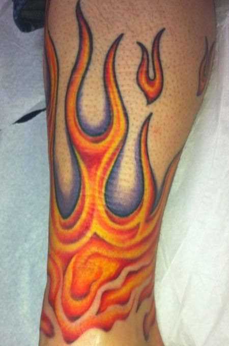 Tatuagem na perna de um cara - de- fogo
