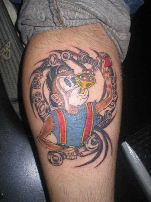 Tatuagem na perna de um cara - de- macaco-assistente