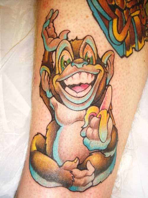 Tatuagem na perna de um cara de macaco com uma banana