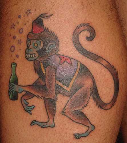 Tatuagem na perna de um cara de macaco com uma garrafa de