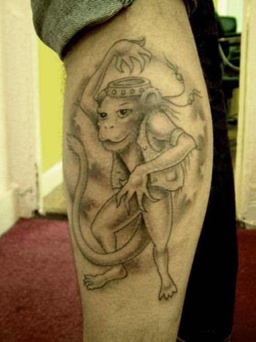Tatuagem na perna de um cara - de- macaco dançando