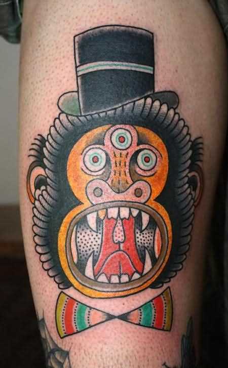 Tatuagem na perna de um cara de macaco no chapéu