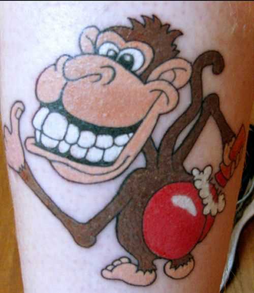 Tatuagem na perna de um cara de macaco