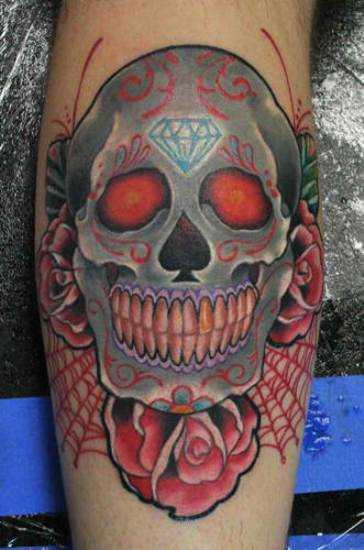 Tatuagem na perna de um cara - de- teia de aranha, a rosa e o crânio com diamante