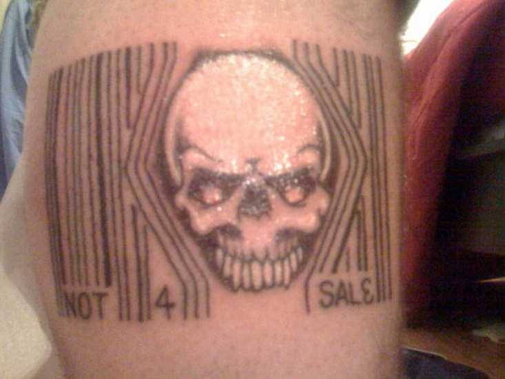 Tatuagem na perna de um cara - de um código de barras e o crânio