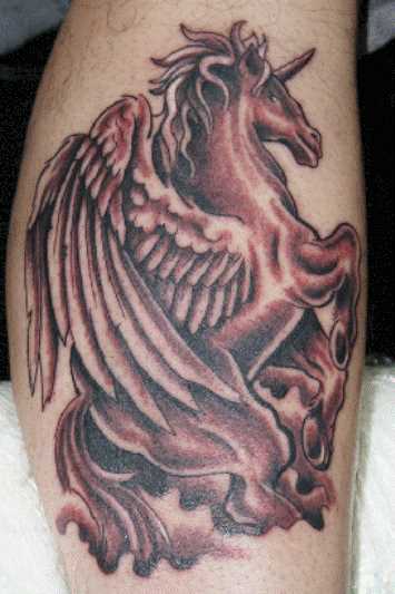Tatuagem na perna de um cara - de unicórnio com asas