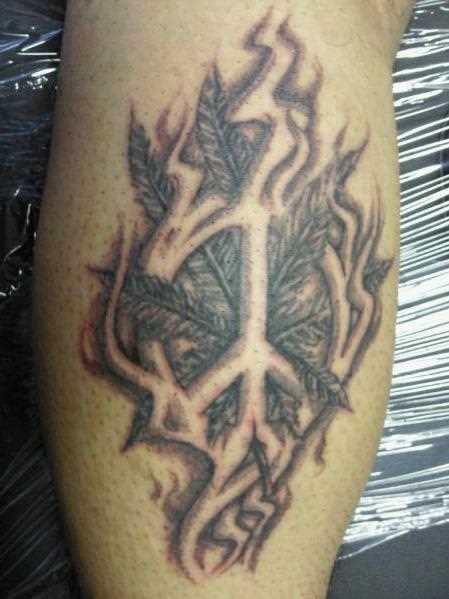 Tatuagem na perna de um cara em forma de folha de marikhuanny