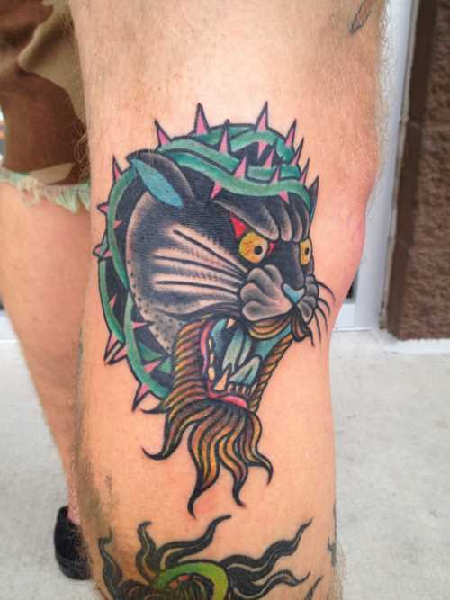 Tatuagem na perna de um cara em forma de pantera