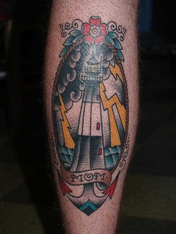 Tatuagem na perna de um cara - farol, âncora e relâmpago