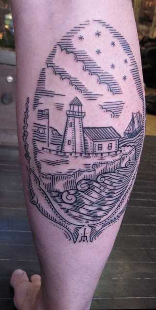 Tatuagem na perna de um cara - farol e casa à beira-mar
