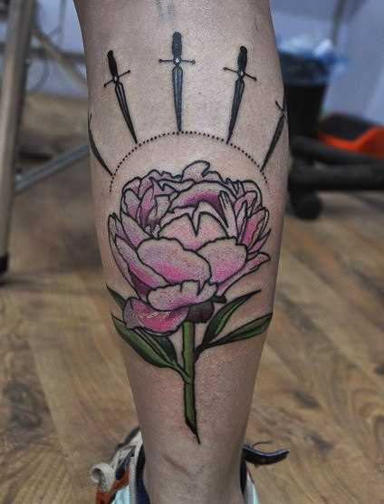Tatuagem na perna de um cara - flor e punhais