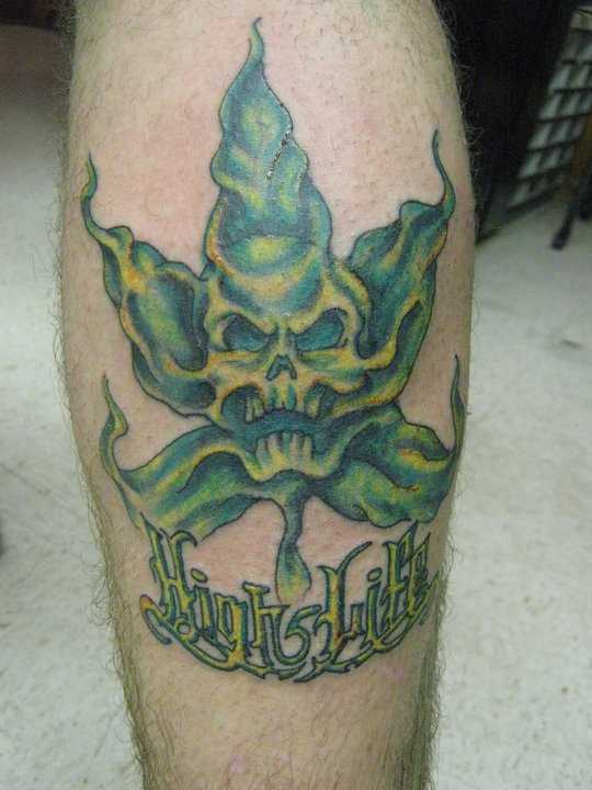 Tatuagem na perna de um cara - folha de marikhuanny