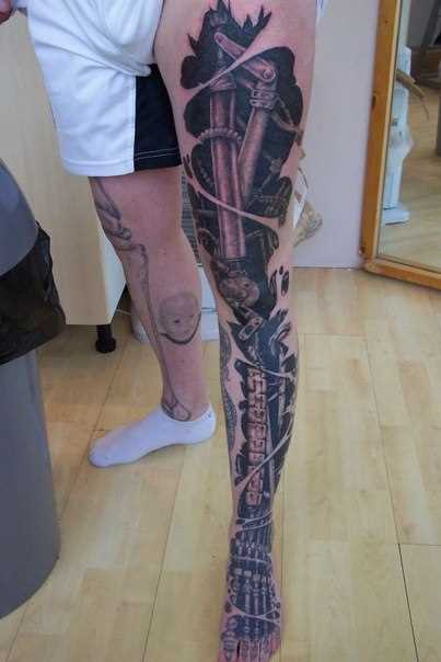 Tatuagem na perna de um cara no estilo de biomecânica - cyborg