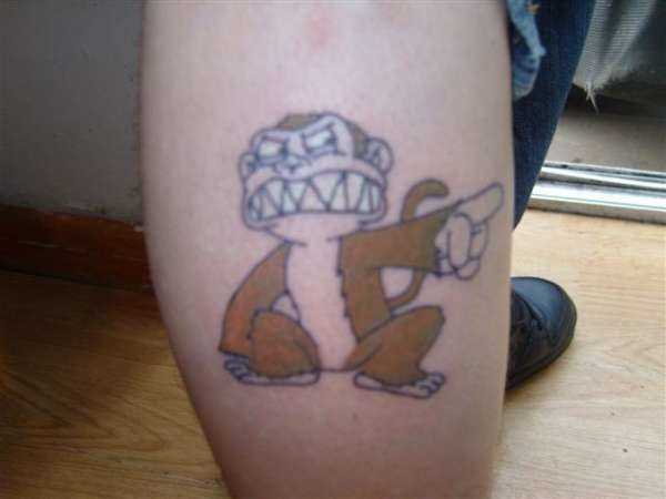 Tatuagem na perna de um cara - o mal macaco