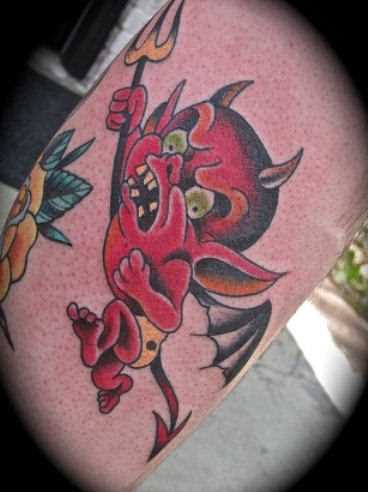 Tatuagem na perna de um cara - o pequeno demônio