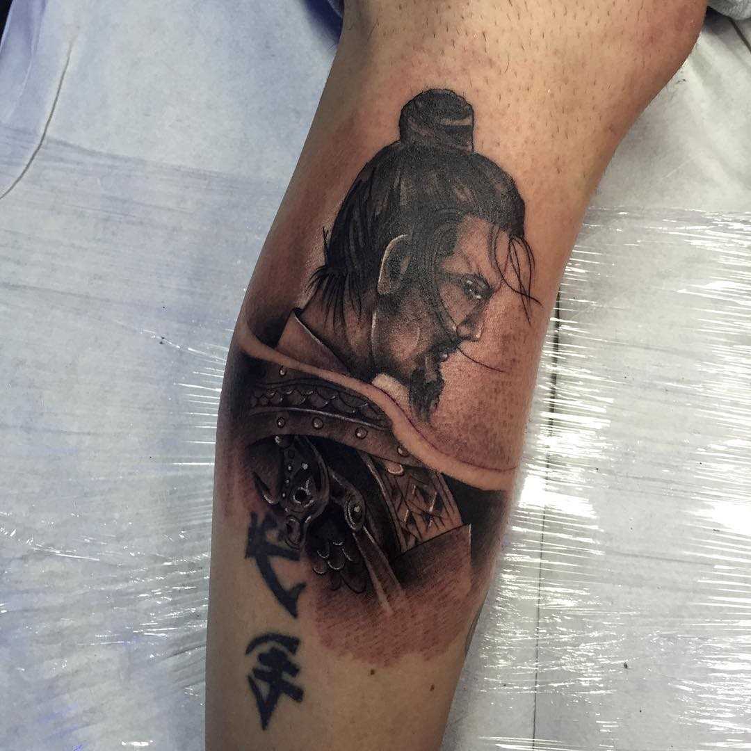 Tatuagem na perna de um cara - samurai