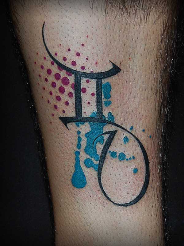 Tatuagem na perna de um cara - signo de gêmeos