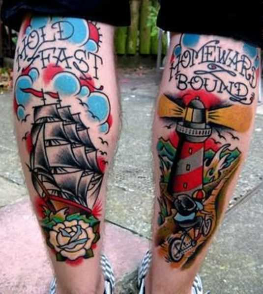 Tatuagem na perna de um cara - um farol e um navio