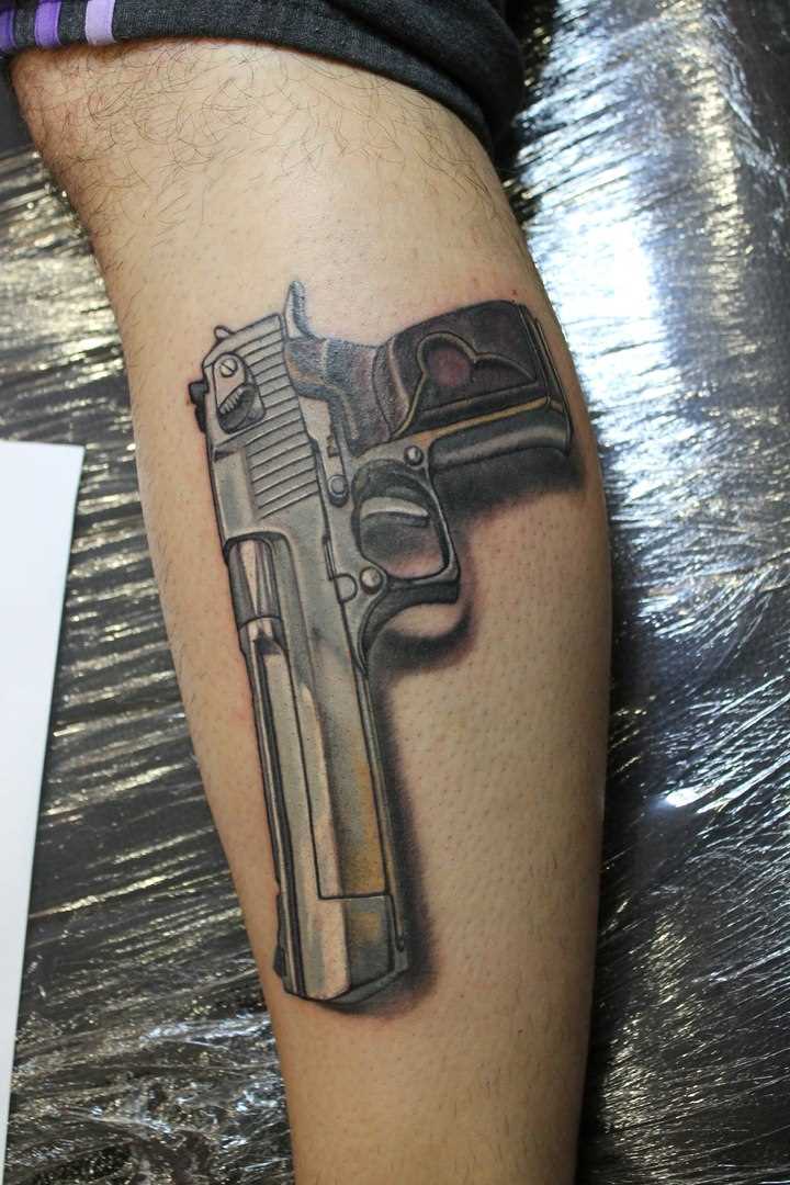 Tatuagem na perna do cara - a arma