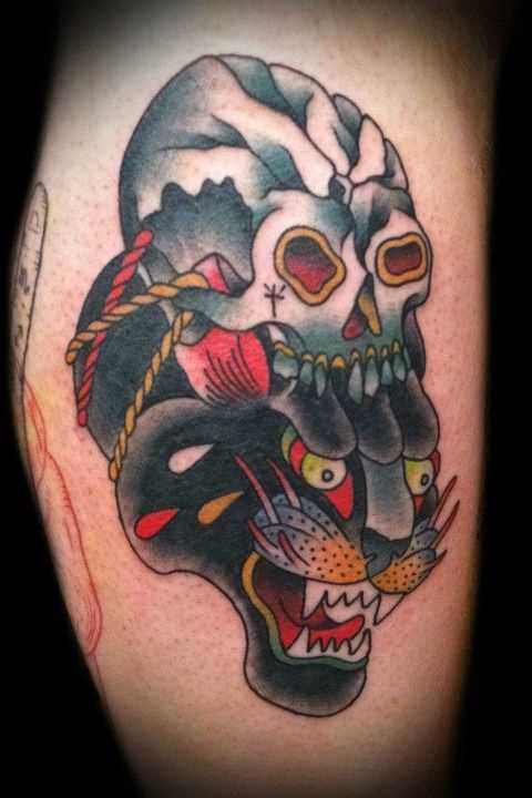 Tatuagem na perna do cara - a cabeça de pantera e o crânio
