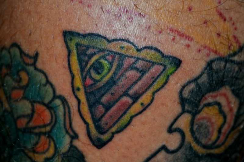 Tatuagem na perna do cara - a pirâmide com o olho
