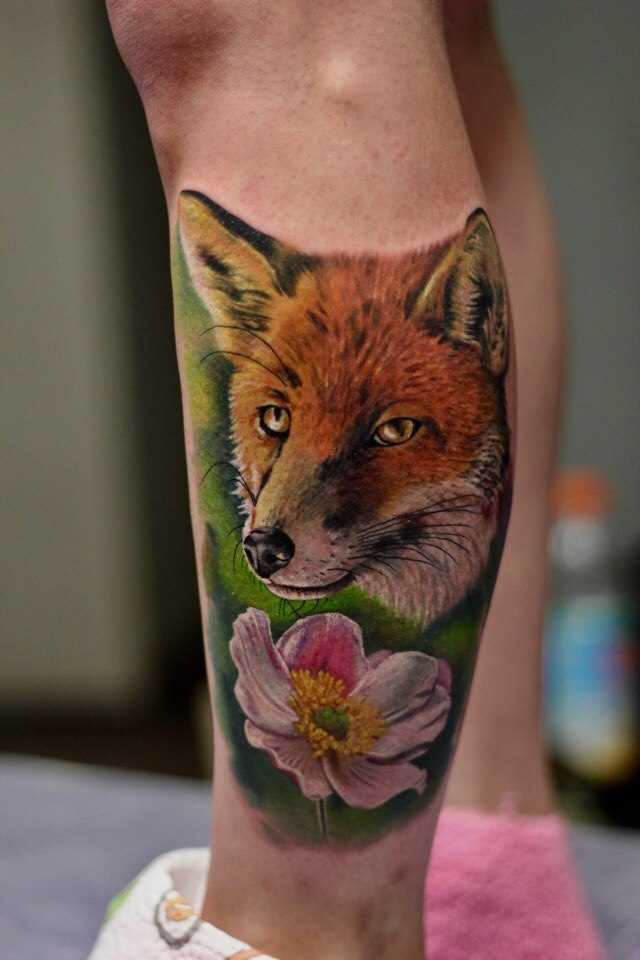 Tatuagem na perna do cara - a raposa e a flor