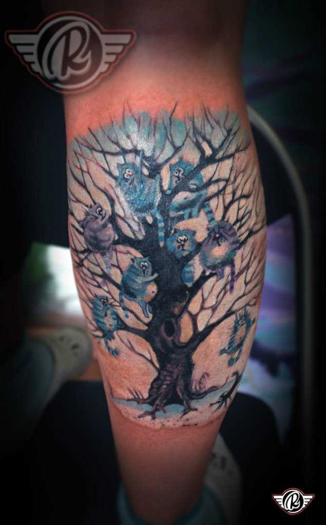 Tatuagem na perna do cara - árvore com gatos