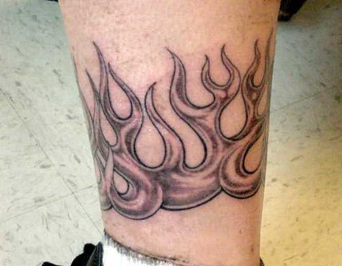 Tatuagem na perna do cara - chama