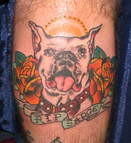 Tatuagem na perna do cara - de- cão e inscrição