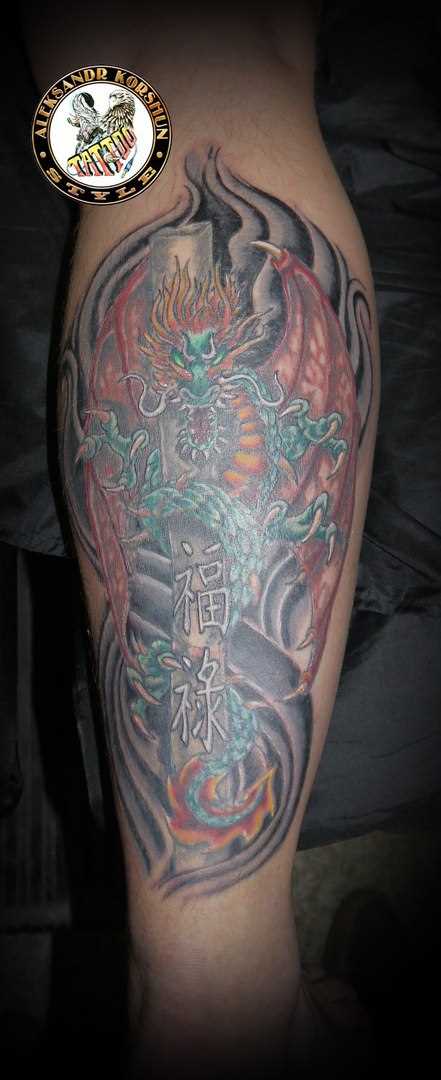 Tatuagem na perna do cara de dragão, e os hieróglifos