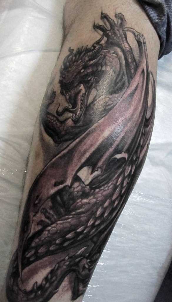 Tatuagem na perna do cara - de- dragão