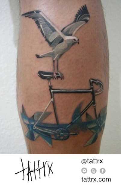 Tatuagem na perna do cara - de- gaivota