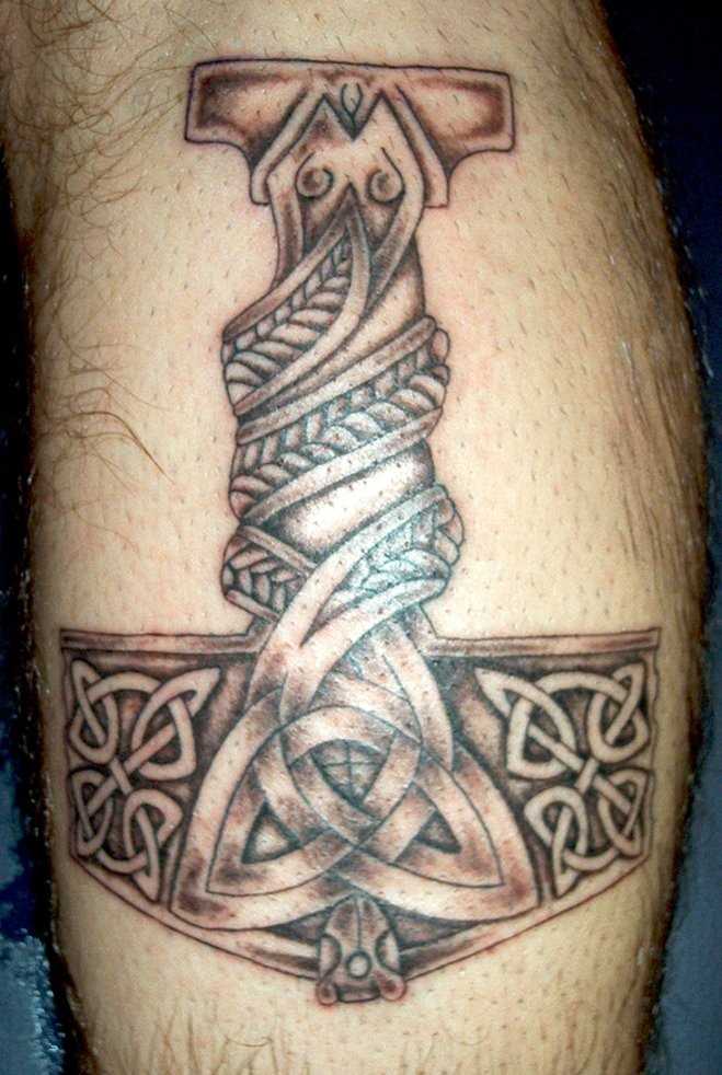 Tatuagem na perna do cara - de-martelo com o celtic padrão
