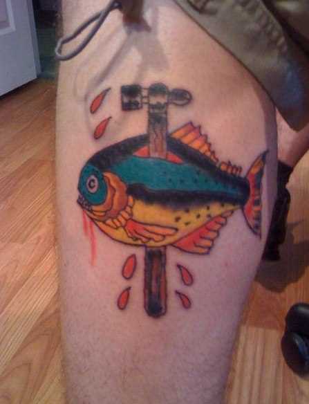 Tatuagem na perna do cara - de-martelo e o peixe