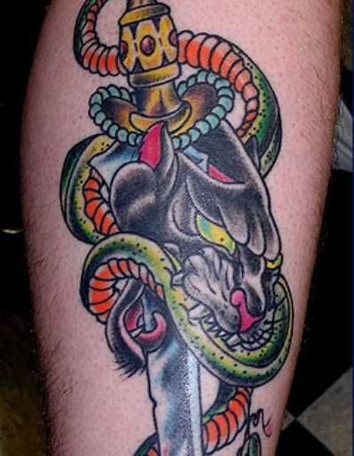 Tatuagem na perna do cara - de pantera com o punhal na cabeça