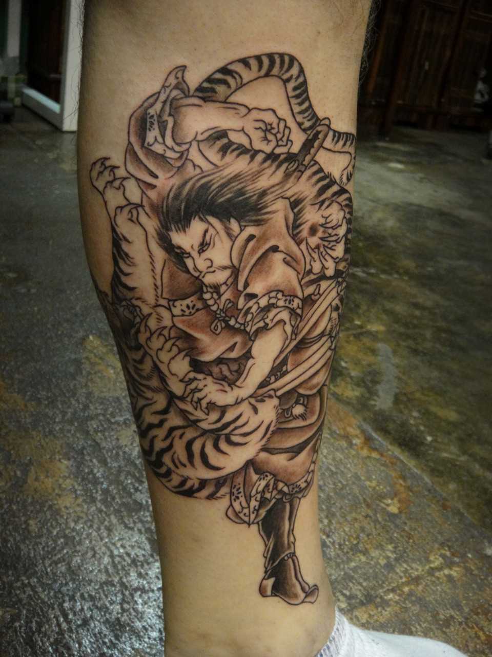 Tatuagem na perna do cara - de samurai e tigre